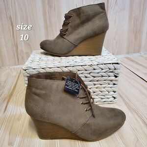 Arizona memory foam wedge ankle bootie suede size 10 NWT